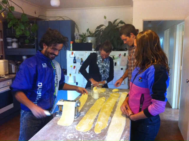 5 March 2011 à 19h01 - Soirée Pasta Home Made!<br />Tous les cyclistes mettent la main à la pâte pour faire nos tagliatelles!